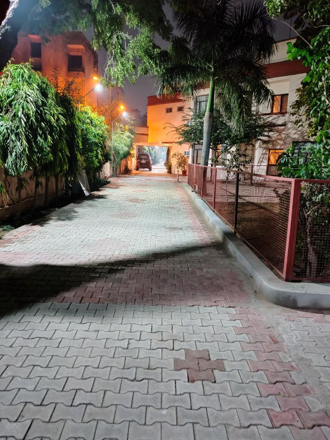 R C Palace Hotel Bhiwadi Luaran gambar