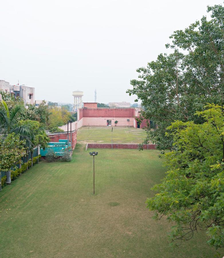 R C Palace Hotel Bhiwadi Luaran gambar